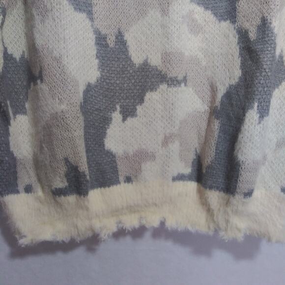 Umgee Pullover Camouflage Camo Gray Cream Soft Fuzzy Sweater Size XL NWT - Picture 6 of 10